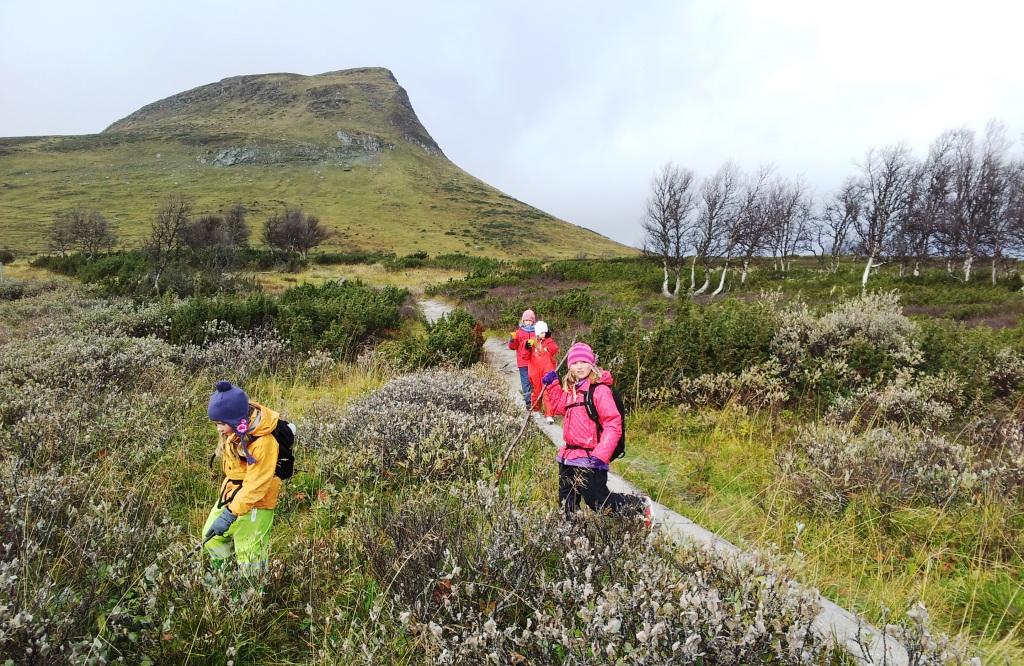 Flickor vid Mitt&aring;kl&auml;ppen